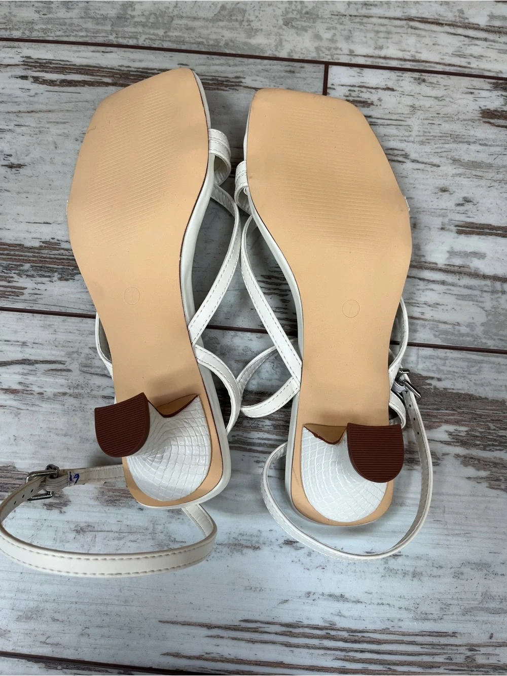 Juliet Holy Womens 7 White Strappy Square Toe Toe-Loop Kitten Heel Sandals NWOT